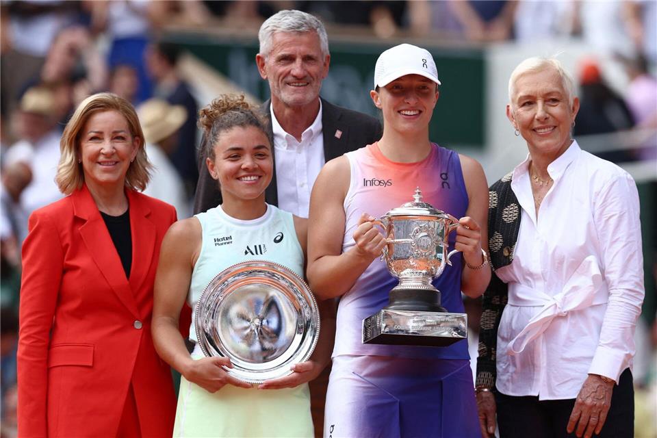 Tennis-Ikone Chris Evert (l) ist erneut an Krebs erkrankt. Ex-Rivalin Martina Navratilova (r) schickte eine aufmunternde Nachricht. (Archivbild)Emmanuel Dunand/AFP/dpa