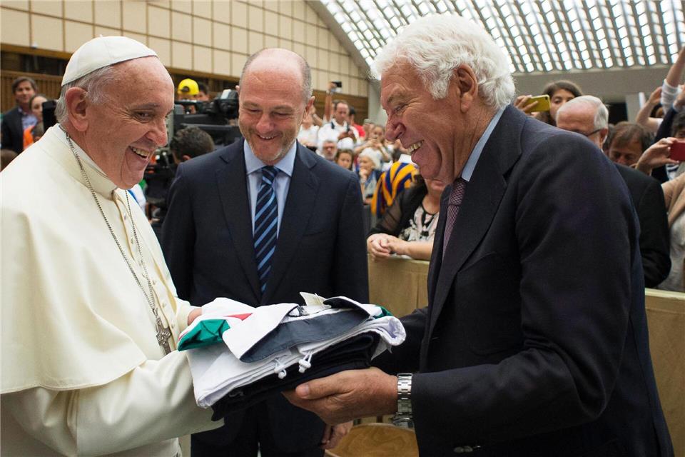 Tennis-Legende Nicola Pietrangeli (r) im Jahr 2015 mit Papst Franziskus (l).picture alliance / dpa