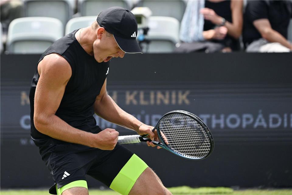 NHL-Star als Zuschauer: Tennis-Talent Engel überrascht Tennis-Talent Justin Engel steht in Stuttgart im Achtelfinale. Marijan Murat/dpa