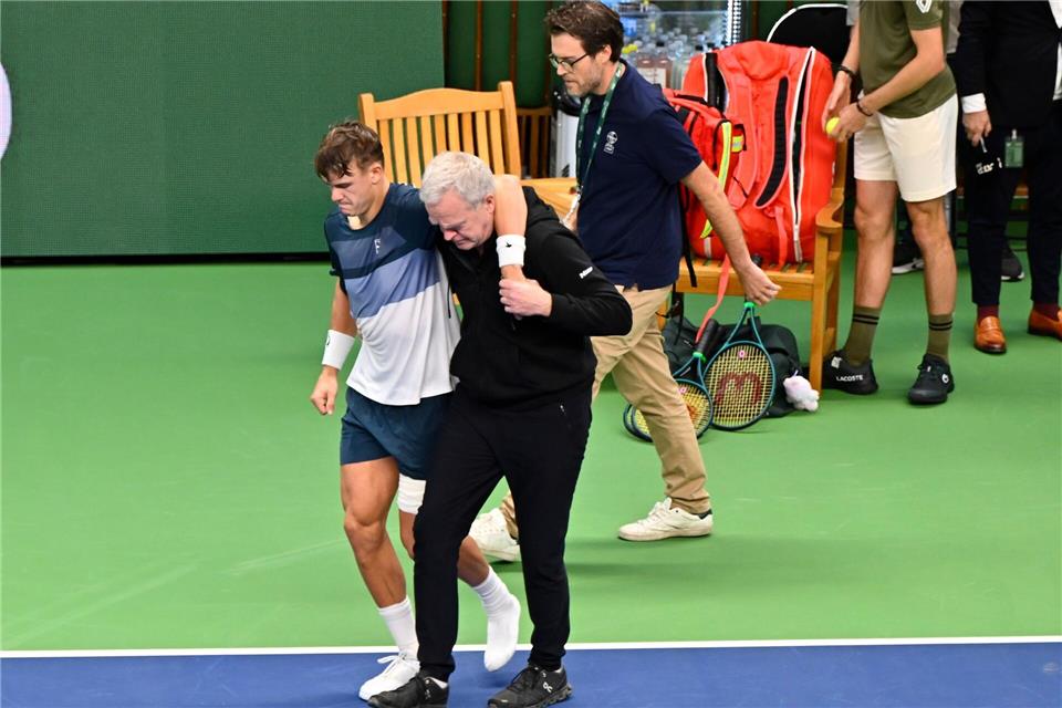 Tennisprofi Holger Rune konnte den Platz nach seiner Verletzung nur mit fremder Hilfe verlassen.Anders Wiklund/TT News Agency/AP/dpa