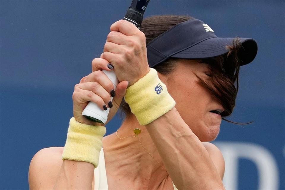 Tennisspielerin Sorana Cirstea spielt den Ball.Yuki Iwamura/AP/dpa