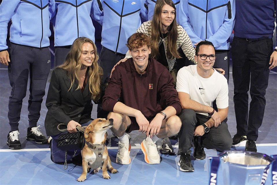 Tennisstar Jannik Sinner (Mitte) und seine Freundin Laila Hasanovic (links) zeigten sich schon im November gemeinsam nach Sinners Sieg gegen Carlos Alcaraz bei den ATP-World Tour Finals. (Archivbild)Marco Alpozzi/LaPresse via ZUMA Press/dpa