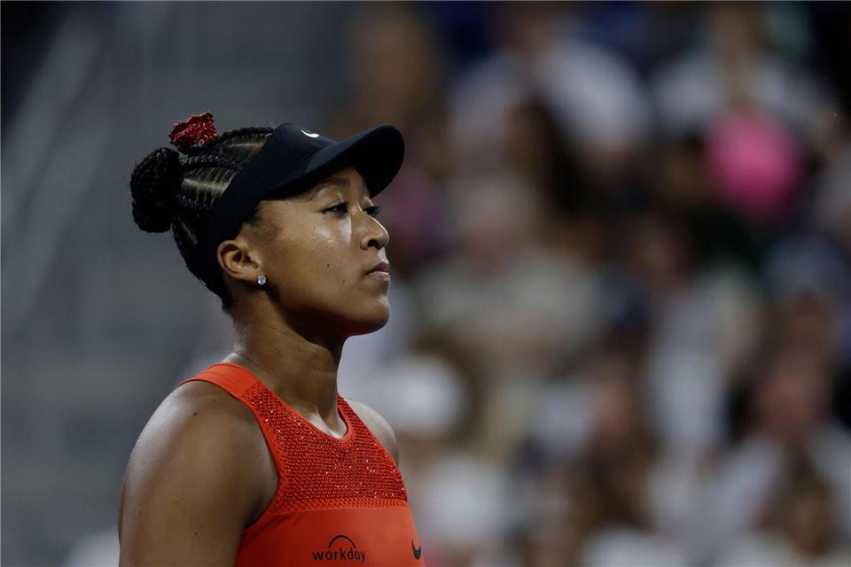Tennisstar Naomi Osaka fiel mit ihrem Haarschmuck auf.Adam Hunger/AP/dpa