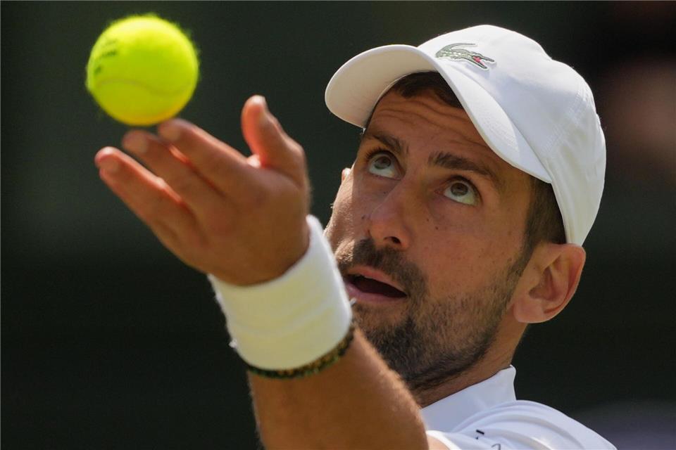 Tennisstar Novak Djokovic bleibt in Wimbledon im Titelrennen. Kin Cheung/AP photo/dpa