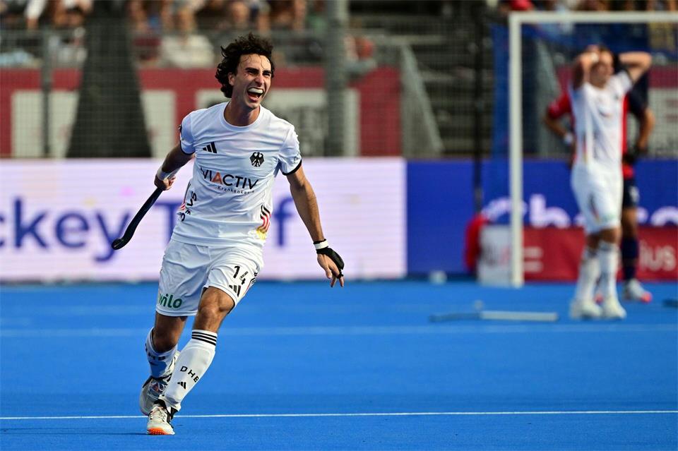 Teo Hinrichs rennt nach dem Abpfiff jubelnd über den Platz in der Hockey-Arena.Dirk Waem//dpa