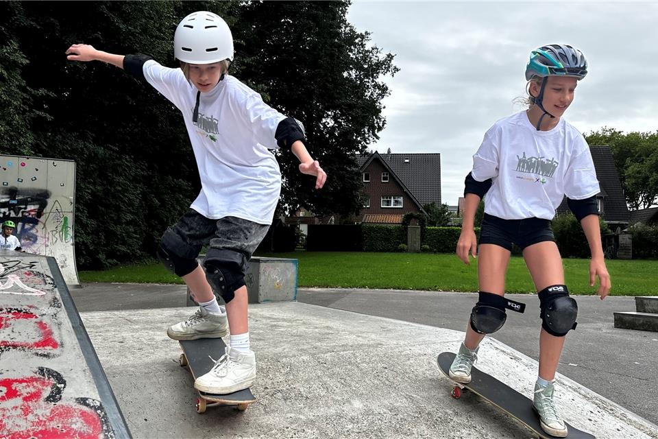 Teo (links) und Milla haben bei dem Workshop an der Skateranlage viel Spaß.