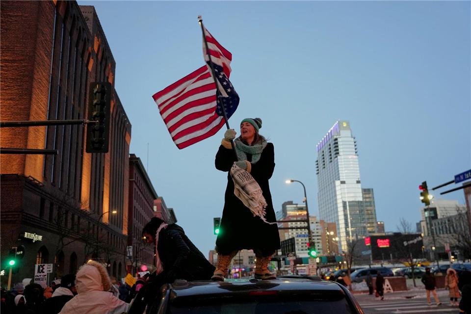 Teresa Hurst schwenkt eine auf dem Kopf stehende amerikanische Flagge.Angelina Katsanis/AP/dpa
