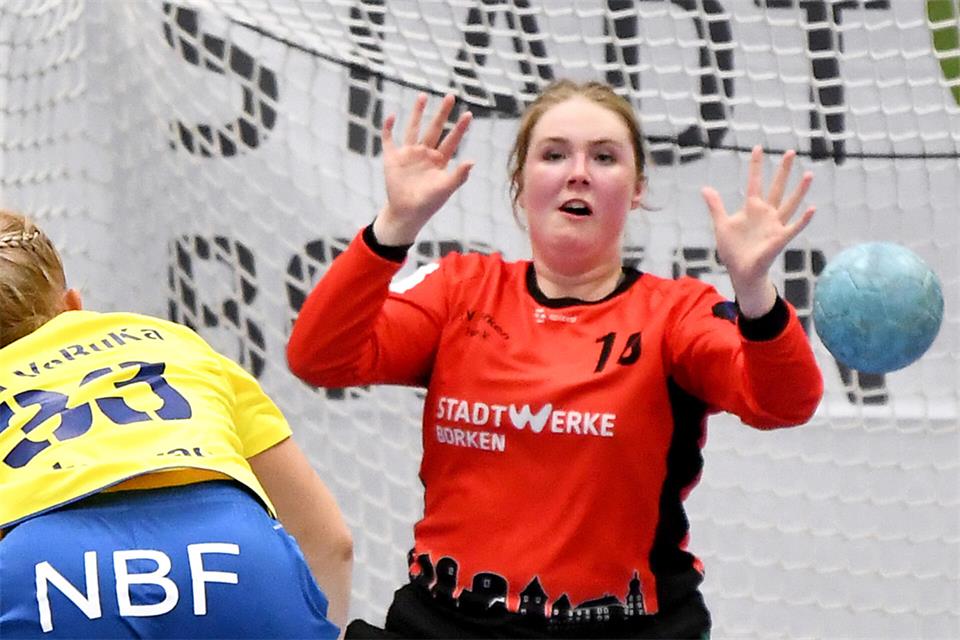 Teresa Paß in Aktion: Die 18-Jährige, die gerade erst aus der A-Jugend in den Frauenbereich gerückt ist, erweist sich bei den Handballerinnen des TV Borken als hervorragender Rückhalt.