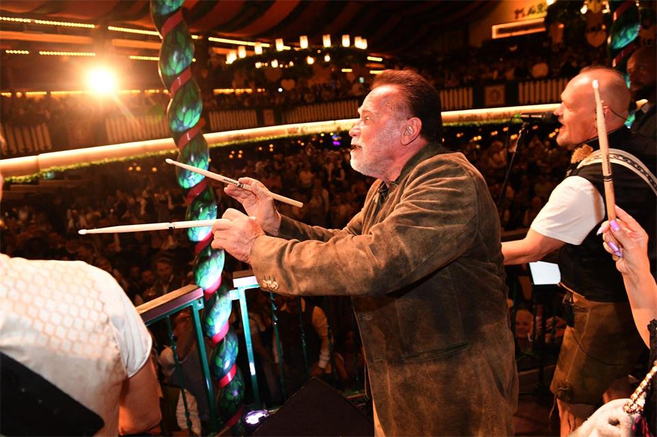 „Terminator“ Arnold Schwarzenegger dirigiert im Marstall-Festzelt.Felix Hörhager/dpa