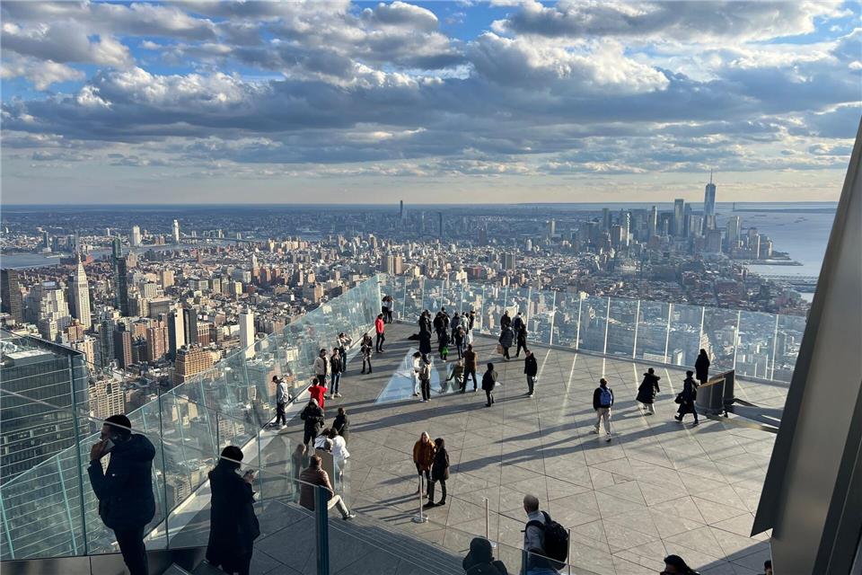Teure beste Aussicht - New Yorks Wolkenkratzer im Wettbewerb Terrasse mit Aussicht: „The Edge“.Benno Schwinghammer/dpa