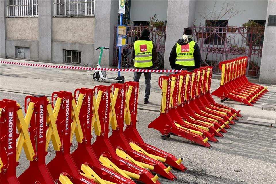 Terrorsperren schützen zum Jahrestag des Auto-Anschlags von München die Gedenkveranstaltung.Sabine Dobel/dpa