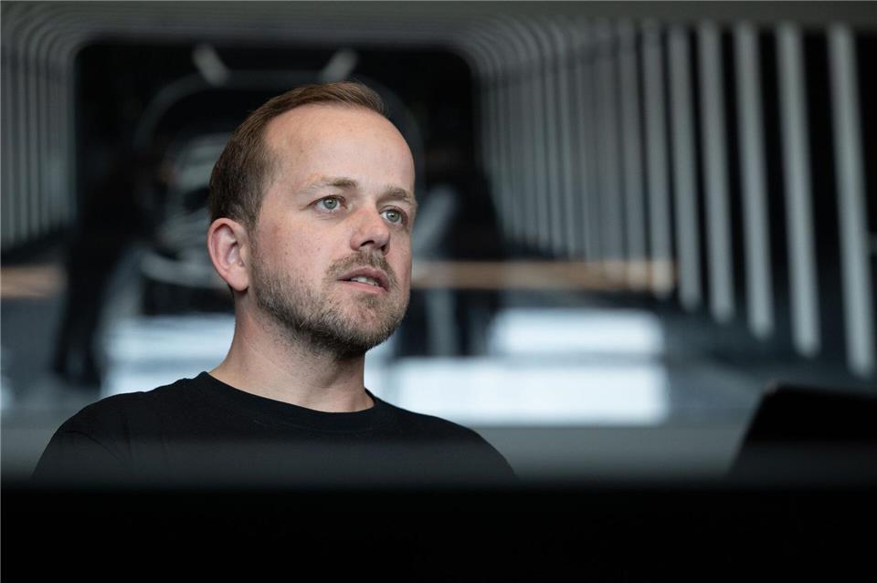 Tesla-Werksleiter André Thierig kritisiert die IG Metall, die Vorwürfe zurückweist. (Archivbild)Sebastian Gollnow/dpa