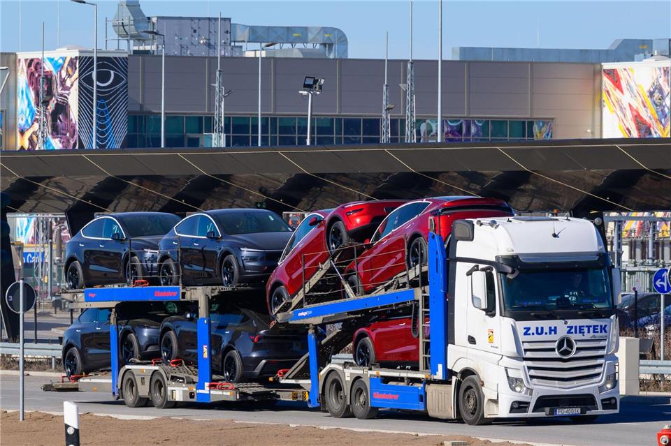 Tesla hatte im vergangenen Jahr mit Absatzrückgängen zu kämpfen. (Archivbild)Patrick Pleul/dpa