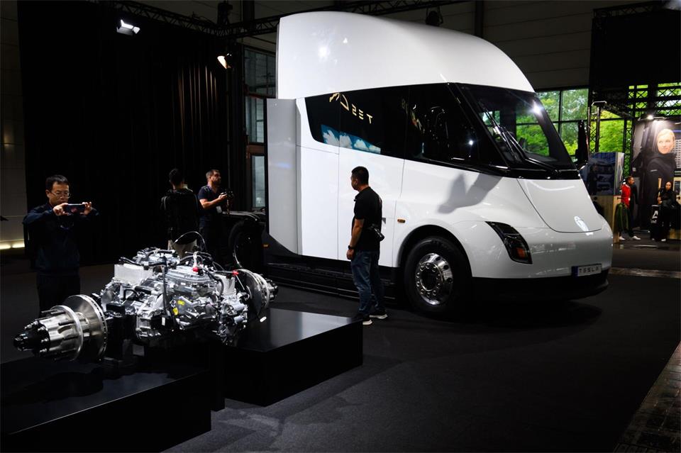 Tesla stellte den Elektro-Sattelschlepper bereits 2017 vor. (Archivbild)Julian Stratenschulte/dpa