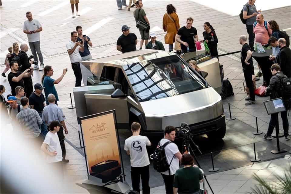 Teslas Cybertruck in der Mall of Berlin. Das Fahrzeug wird ab dieser Woche bis zum 7. Juli an über 100 Standorten in 20 Ländern zu sehen sein.