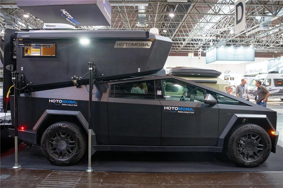 Teslas Cybertruck kann man zwar hier nicht kaufen, aber einen Camping-Aufsatz gibt es schon.Henning Kaiser/dpa