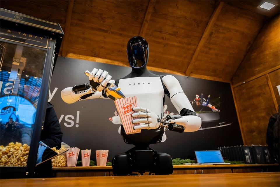 Teslas Roboter Optimus könne das erfolgreichste Produkt der Geschichte werden, behauptet Musk. (Archivbild) Christoph Soeder/dpa