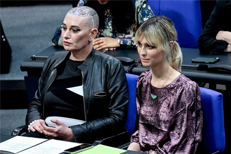 Tessa Ganserer (l) und Nyke Slawik sind die beiden transgeschlechtlichen Frauen im Bundestag. (Archivfoto)Britta Pedersen/dpa