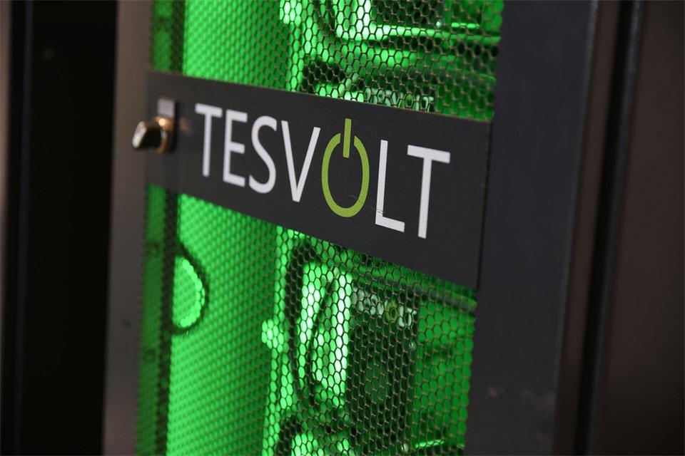 Tesvolt hat in Wittenberg ein neues Logistik- und Technologiezentrum für Batteriespeicher eröffnet. (Archivbild) Simon Kremer/dpa