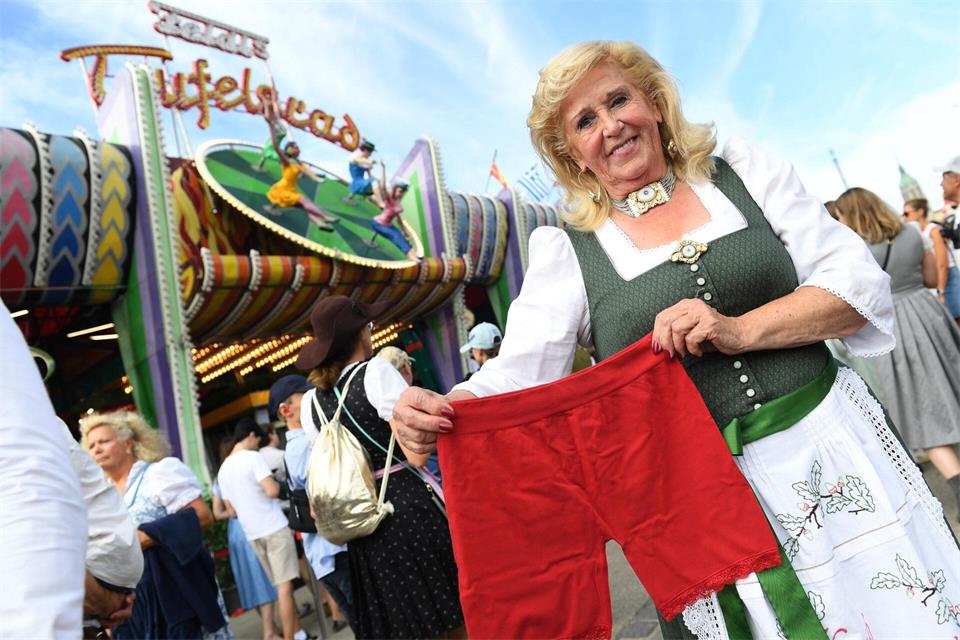 „Teufelsrad“-Betreiberin Elisabeth „Lisi“ Polaczy verschenkt an ihre Besucherinnen Radlerhosen. (Produktion) Felix Hörhager/dpa