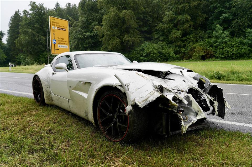 Teurer Unfall: Auf regennasser Straße prallt der Luxuswagen gegen die Leitplanke.Braun/swd-medien/dpa