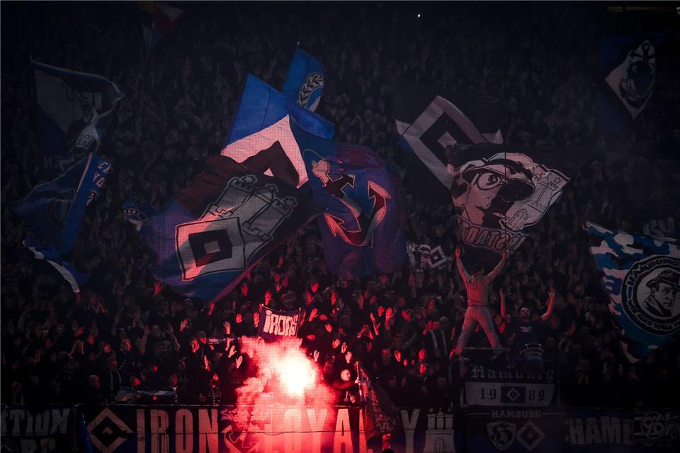 Teures Spiel der Fans mit dem Feuer: HSV muss viel Geld für die Pyroshow seiner Anhänger bezahlen. (Archivbild)Christian Charisius/dpa