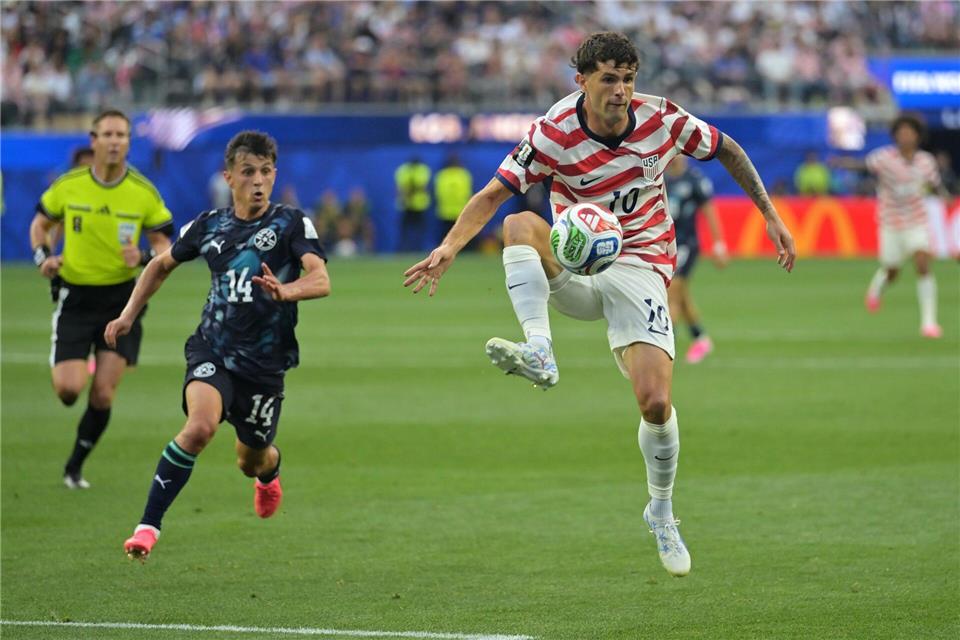 Teures Vergnügen: Wer Christian Pulisic (r) und Co. im Stadion sehen will, muss nun noch tiefer in die Tasche greifen.Jayne Kamin-Oncea/AP/dpa
