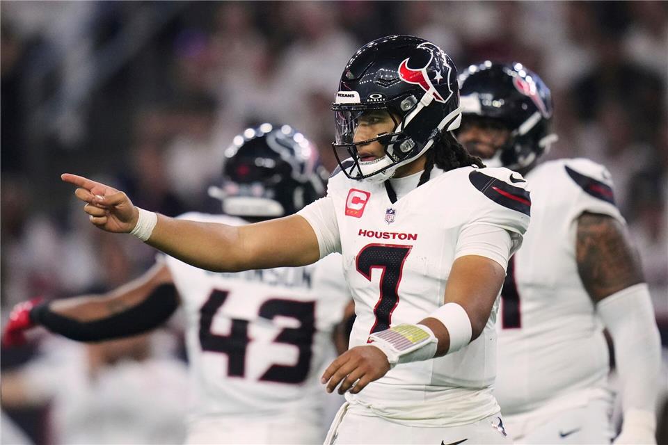 Texans-Quarterback CJ Stroud nutzt Johnson (Nr. 43) für einige Spielzüge.Eric Gay/AP/dpa