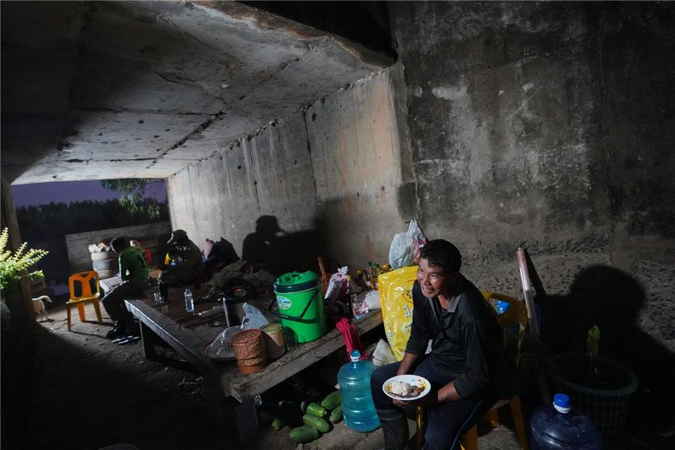 Thailändische Einwohner suchen Schutz vor Kämpfen an der Grenze zu Kambodscha in einem Schutzraum. (Foto aktuell)Sakchai Lalit/AP/dpa