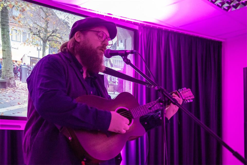 „The Lake And The Wolf“ alias Ulf Ronnsiek ist einer der Song-Slam-Gewinner aus dem vergangenen Jahr. Er schätzt die Atmosphäre bei den Auftritten immer und freut sich über das Feedback durch die Zuschauer.