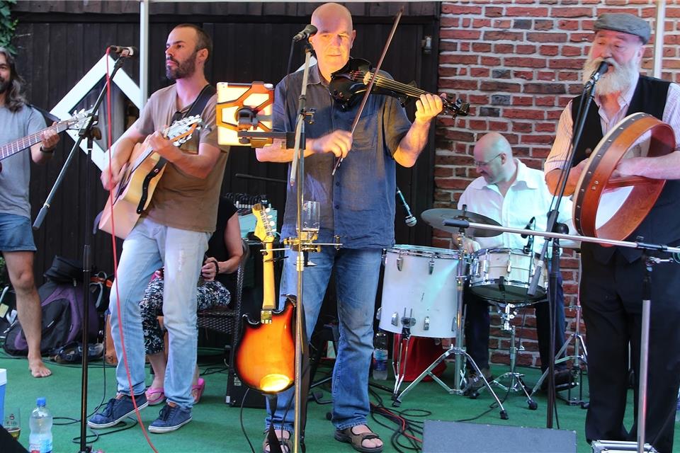 „The Potbelly Folk Band“ tritt im Spargelhaus auf.