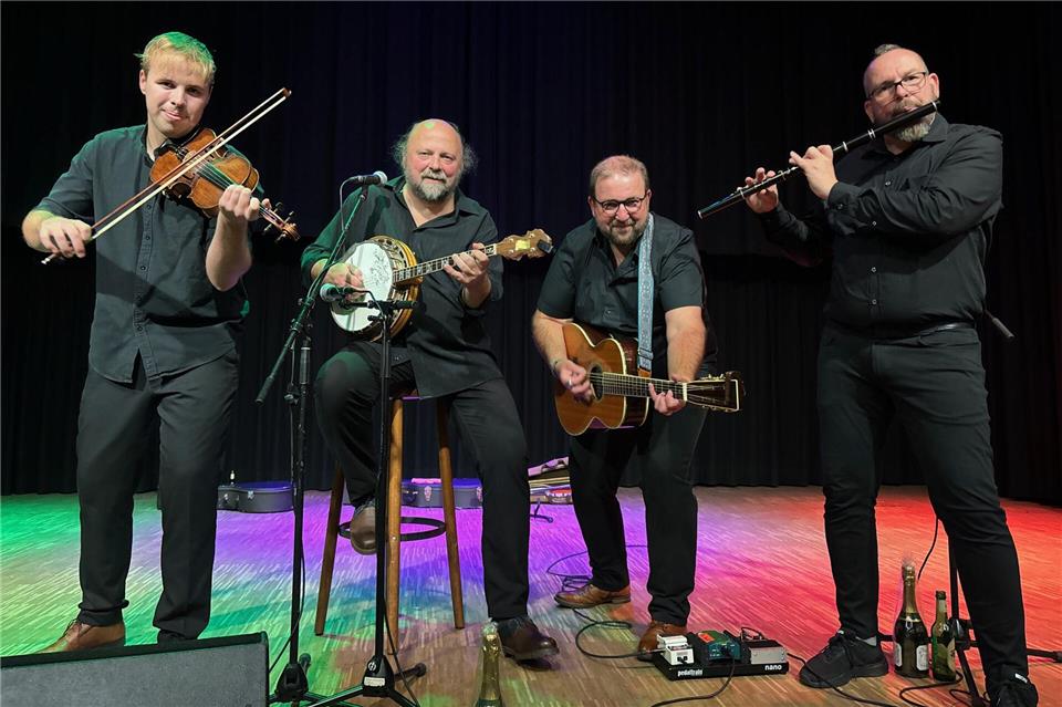 The Stokes mit Liam und Jörg Gleba, Kevin Sheehan und Roland Noack (von links) werden bei ihrem Konzert in Gemen noch durch Alexander Gies (Konzertina) verstärkt.