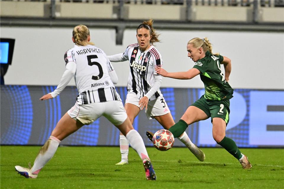 Thea Bjelde vom VfL Wolfsburg wird von zwei Juventus-Spielerinnen gestört.Swen Pförtner/dpa