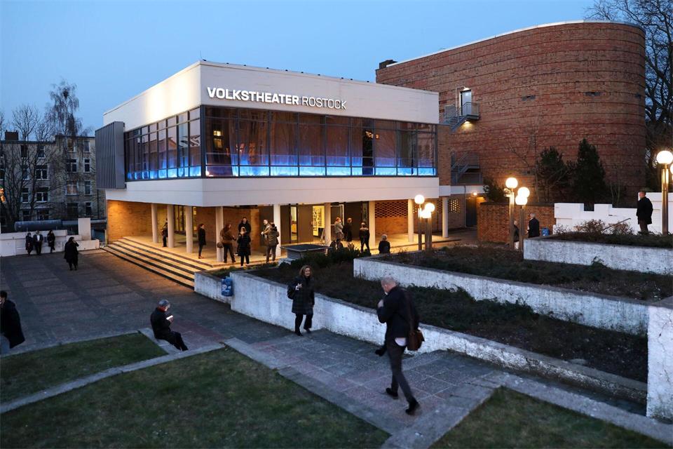 Theater in Mecklenburg-Vorpommern laden vor der Landtagswahl zum gemeinsamen Singen für Demokratie, Vielfalt und Kunstfreiheit ein.Bernd Wüstneck/dpa-Zentralbild/dpa