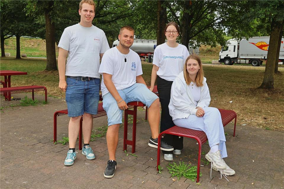 Theo, Eike, Tomke und Jamtje aus Ostfriesland müssen auf die Frage nach den Schildern einen Moment überlegen.