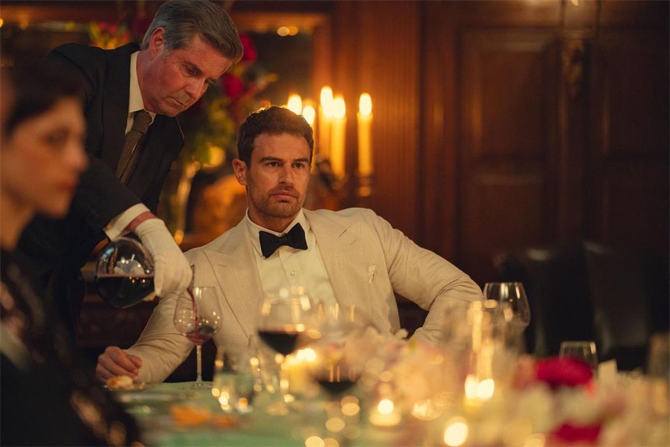 Theo James als Eddie Horniman in einer Szene der Serie „The Gentlemen“. (Handout) Christopher Raphael/Netflix/dpa