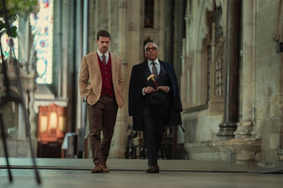 Theo James (l) hier zu sehen als Eddie Horniman und Giancarlo Espositoals Stanley Johnston. (Handout) Christopher Raphael/Netflix/dpa