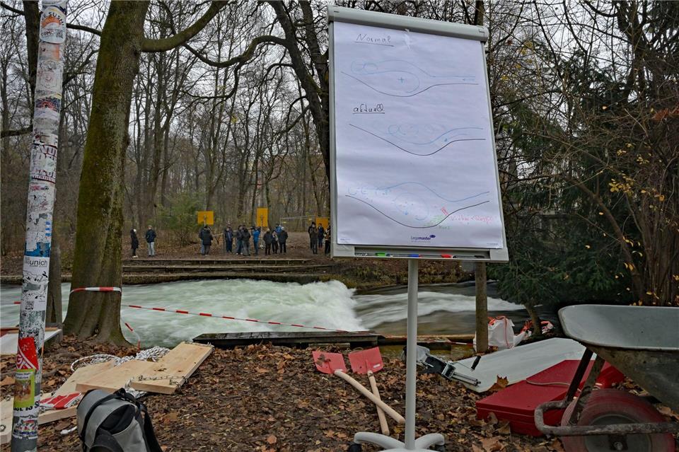 Theorie und Praxis: der Versuch der Wiederbelebung der Eisbachwelle in München.Malin Wunderlich/dpa