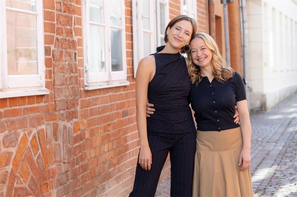 Theresa Scholze als Flora Mahler (rechts) und Greta Geyer als Filmtochter Jasmin spielen in der neuen Staffel der in Lüneburg spielenden Vorabendserie „Rote Rosen“ zentrale Rollen. (Archivbild)Ulrich Perrey/dpa