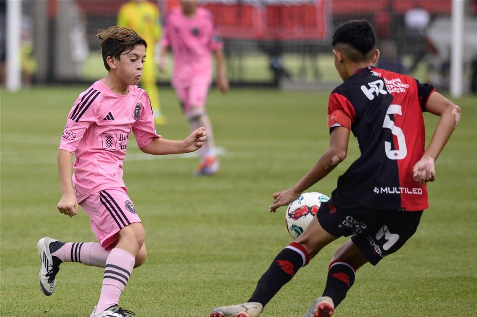 Thiago Messi (l) spielte mit Inter Miami gegen den Jugenclub seines berühmten Vaters.Emma Garcia/dpa