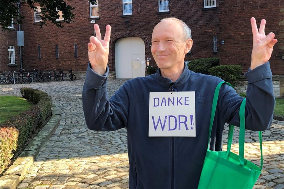 Thiel saß die für eine Erzwingungshaft längstmögliche Zeitspanne von sechs Monaten bis auf den letzten Tag ab. Vor der JVA Münster ließ er sich von etwa 30 Mitstreitern feiern.Berger