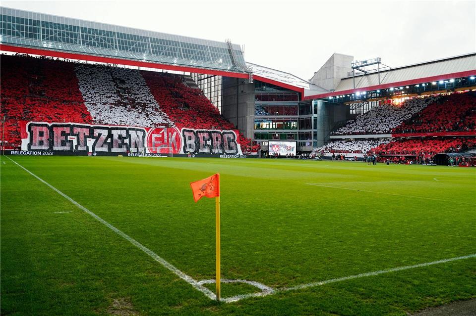 Thierry Tazemeta spielt künftig im Fritz-Walter-Stadion. (Archivbild)Uwe Anspach/dpa