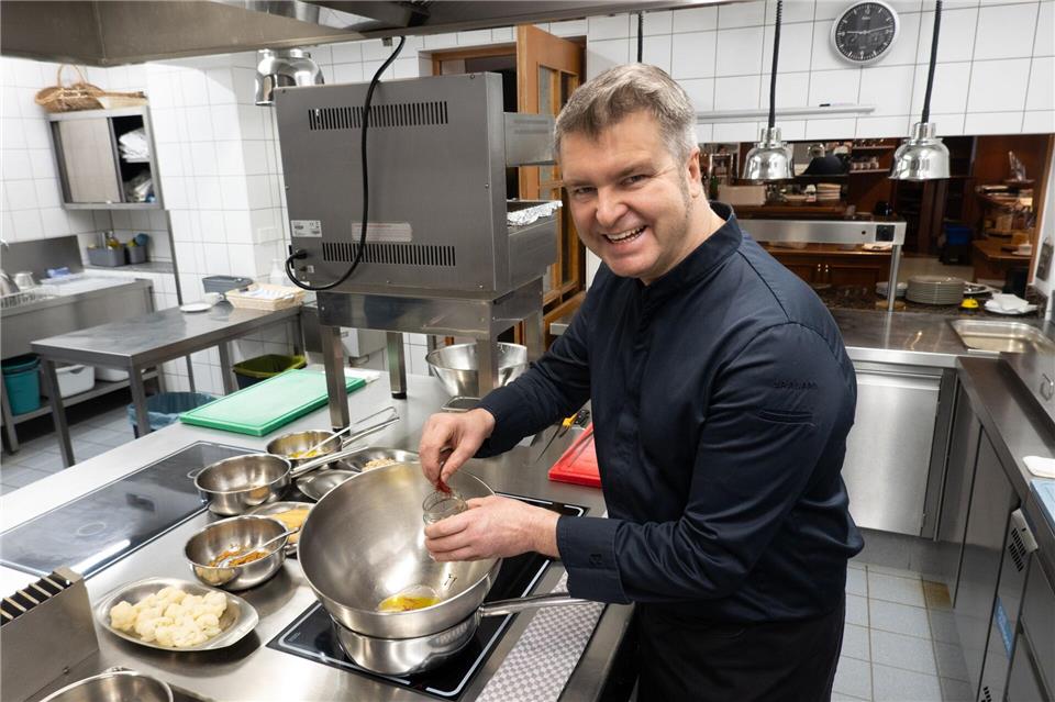 Thomas Büchner, Küchenchef im Reussischen Hof, bei der Zubereitung einer Safran-Kardamom-Sauce.Andreas Drouve/dpa-tmn