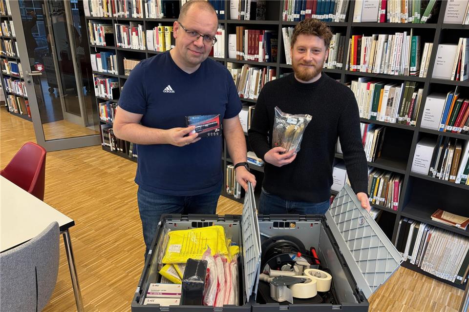 Thomas Hacker (links) und Bernd Schmäing zeigen die Notfallboxen, die der Landschaftsverband für den Ernstfall zur Verfügung gestellt hat.