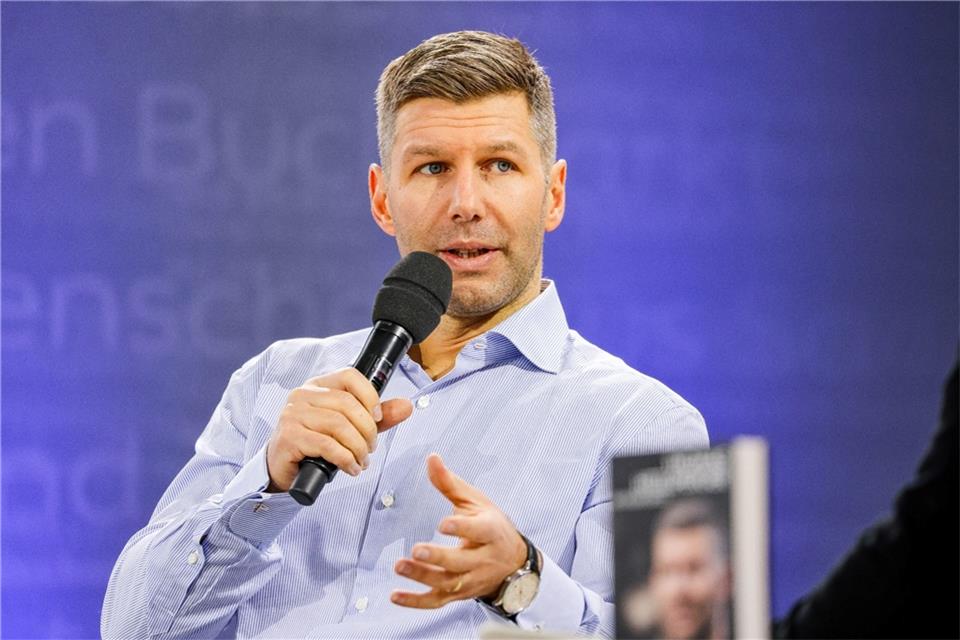 Thomas Hitzlsperger hat Bayern-Präsident Herbert Hainer für dessen Wortmeldung bei der Trainersuche der Münchner kritisiert.