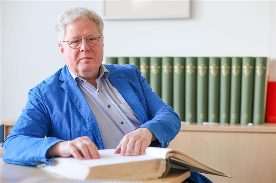 200 Jahre Braille - KI macht Punktschrift noch vielseitiger  Thomas Kahlisch, Direktor der Deutschen Zentralbücherei für Blinde zu Leipzig (DZB), liest.Jan Woitas/dpa