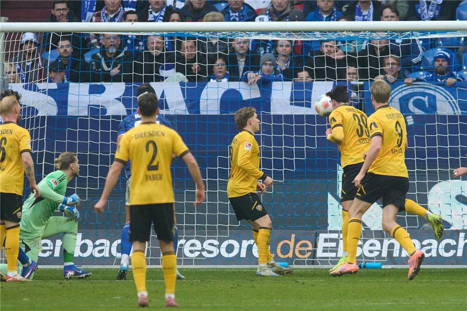 Thomas Keller (2.v.r) erzielte spät den Ausgleich.Bernd Thissen/dpa