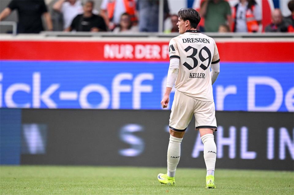Thomas Keller (Dynamo Dresden) geht nach seinem Platzverweis vom Platz.Harry Langer/dpa