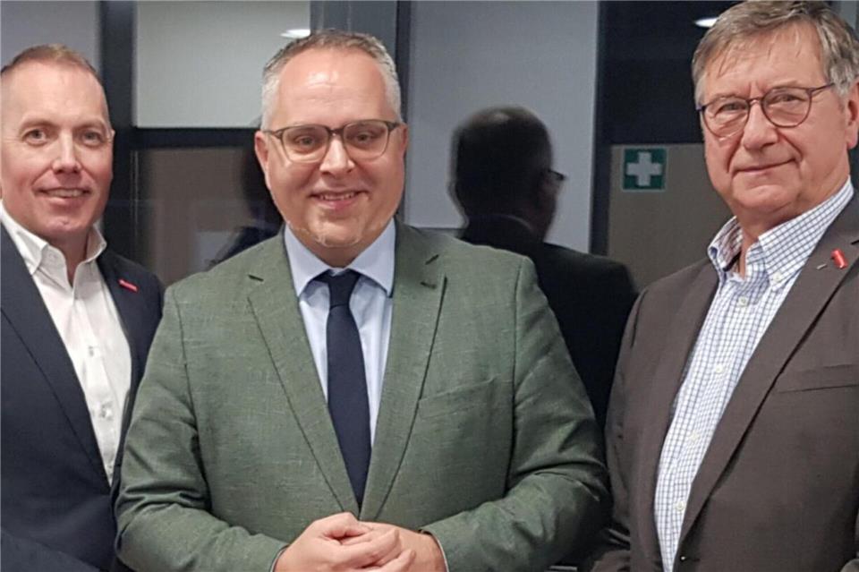 Thomas Kerkhoff (Mitte) hat einen neuen Job. Er ist der neue Hauptgeschäftsführer der Kreishandwerkerschaft Borken. Daniel Janning (links) und Günther Kremer gratulierten ihm zur Wahl.
