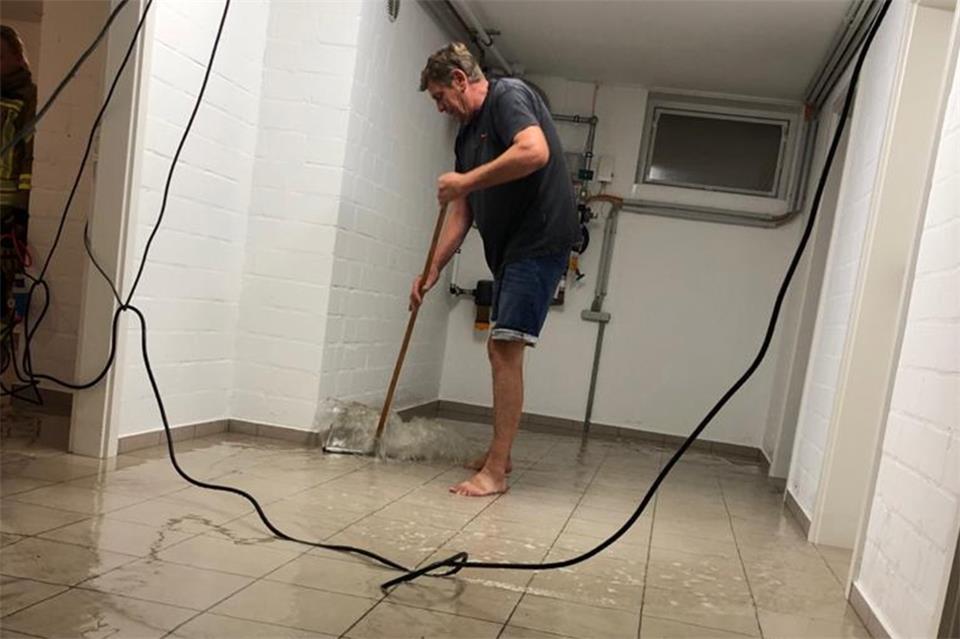 Thomas Kölking versucht, den Keller des Hauses seiner Tochter vom Wasser zu befreien. In Dutzenden Kellern war Regenwasser durch die Fenster eingedrungen.